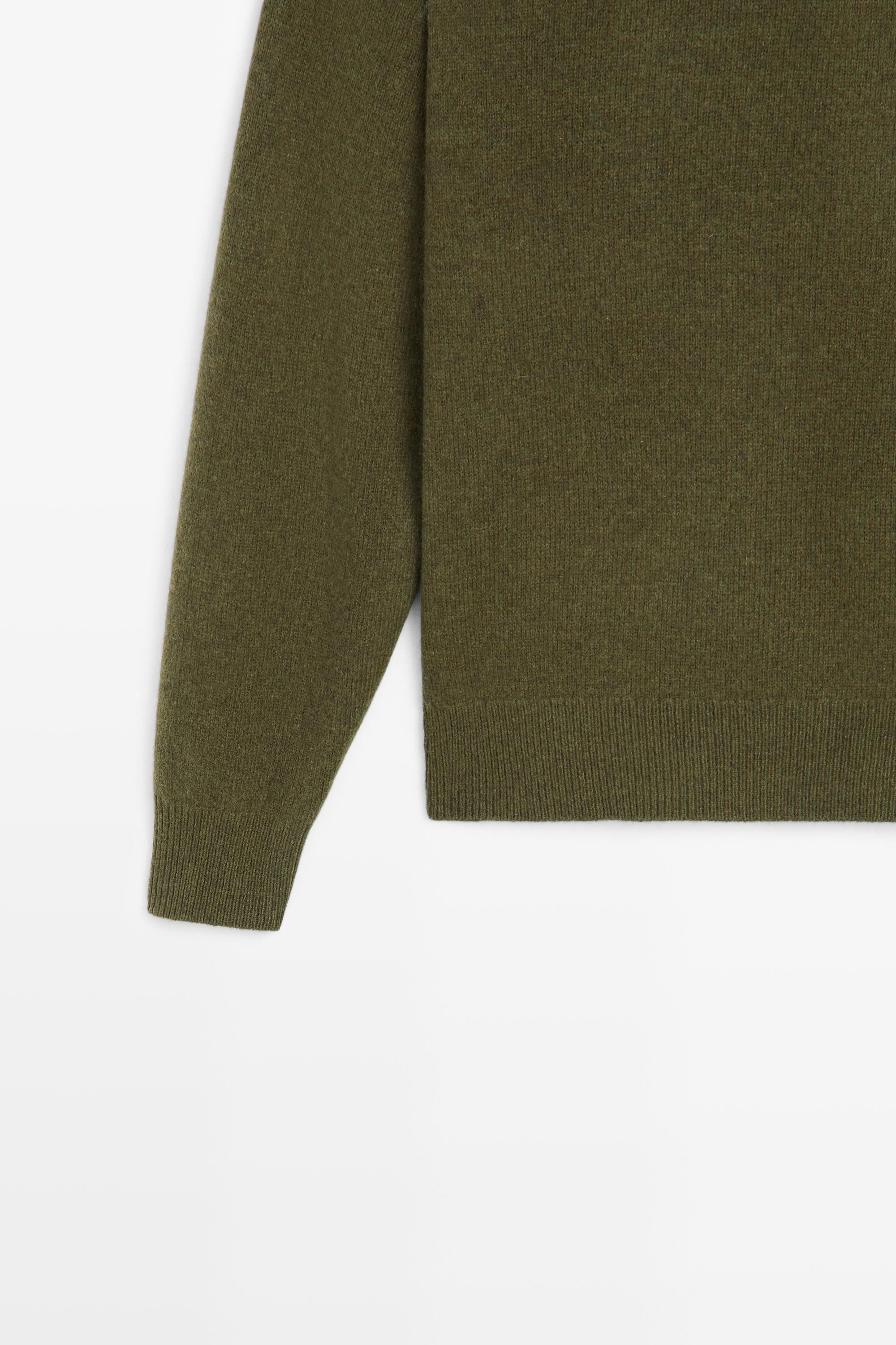 100% wool knit round-neck sweater